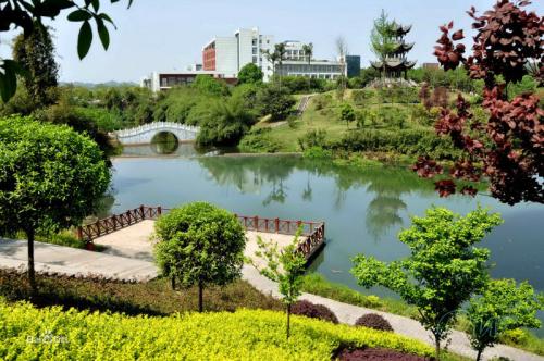 瀘州醫(yī)學(xué)院衛(wèi)生學(xué)校招生簡章、簡介