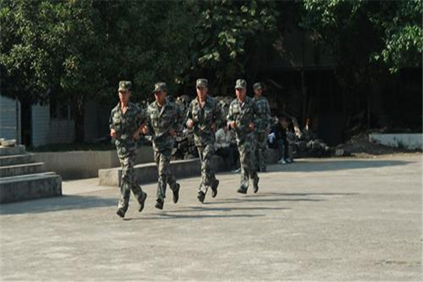 湖北省黃岡工程學校軍訓