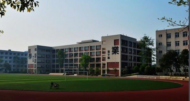 成都石化工業(yè)學(xué)校招生要求、學(xué)校招生對象