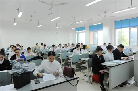 重慶讀高鐵乘務(wù)專業(yè)學(xué)費(fèi)是多少？