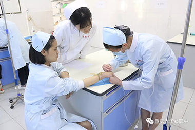 2021年重慶的衛(wèi)校每年收多少學(xué)費(fèi)？